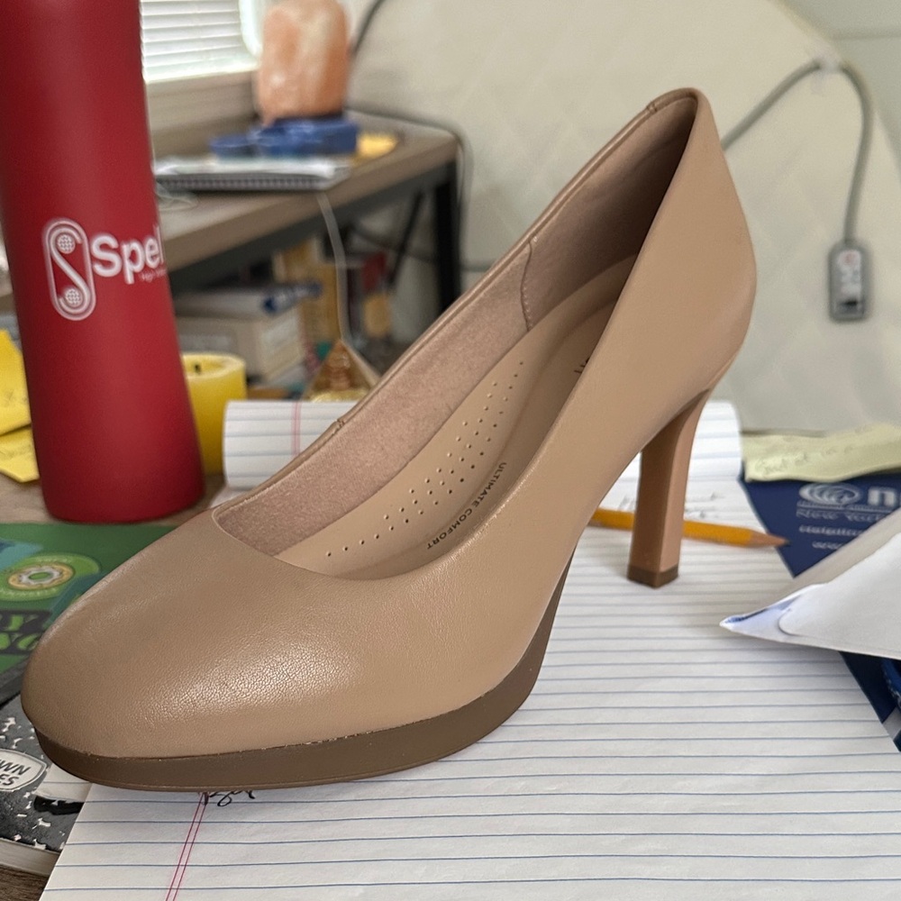 Clarks Elegant Tan Heels